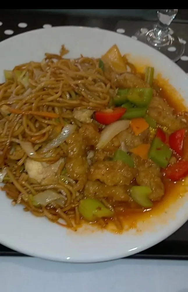 Nouilles Sautées Et Poisson Piquante Au Légumes Croquants